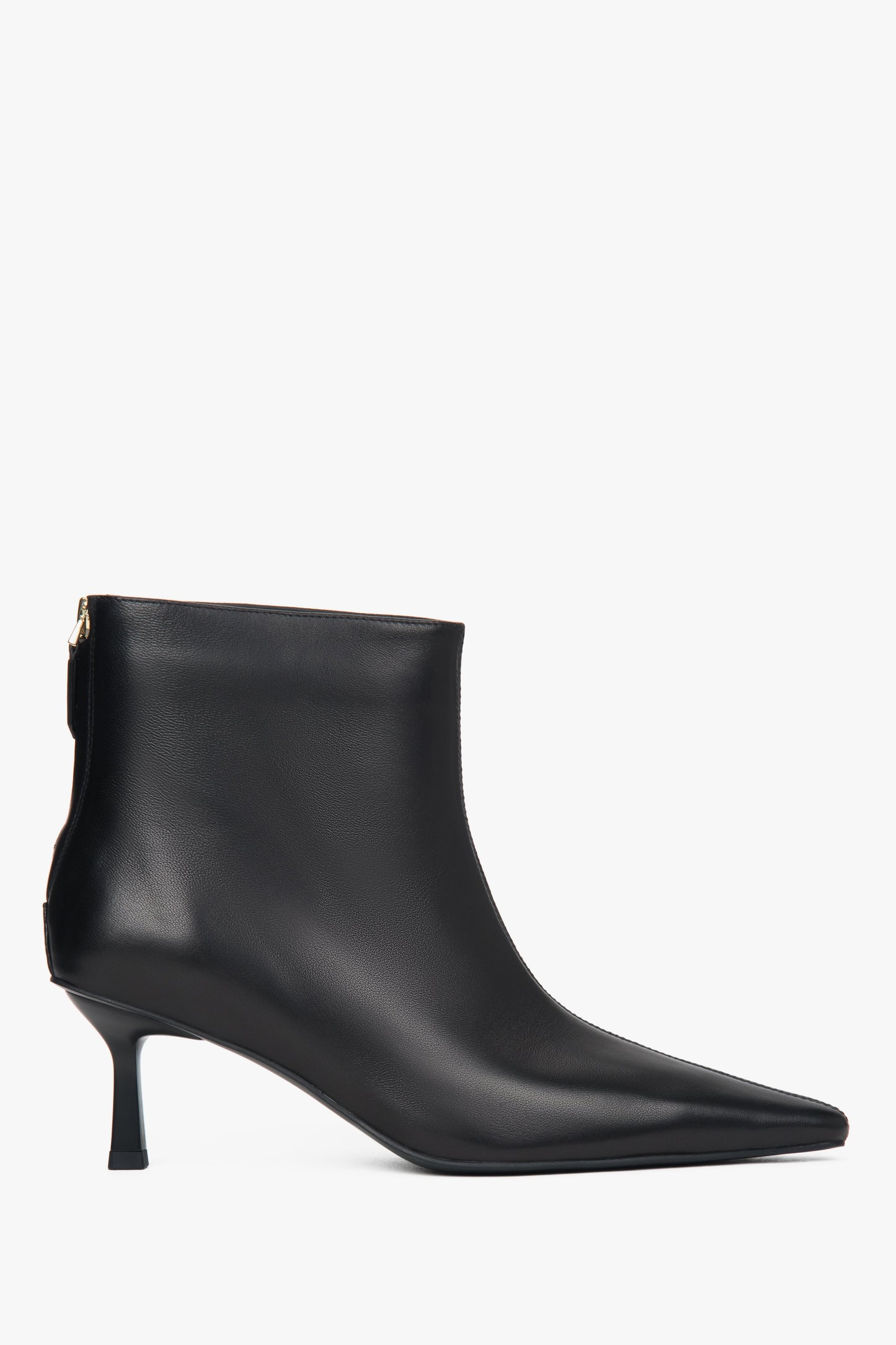 Flache Profilansicht der Außenseite der schwarzen Echtleder-Stiefelette mit Stilettoabsatz 