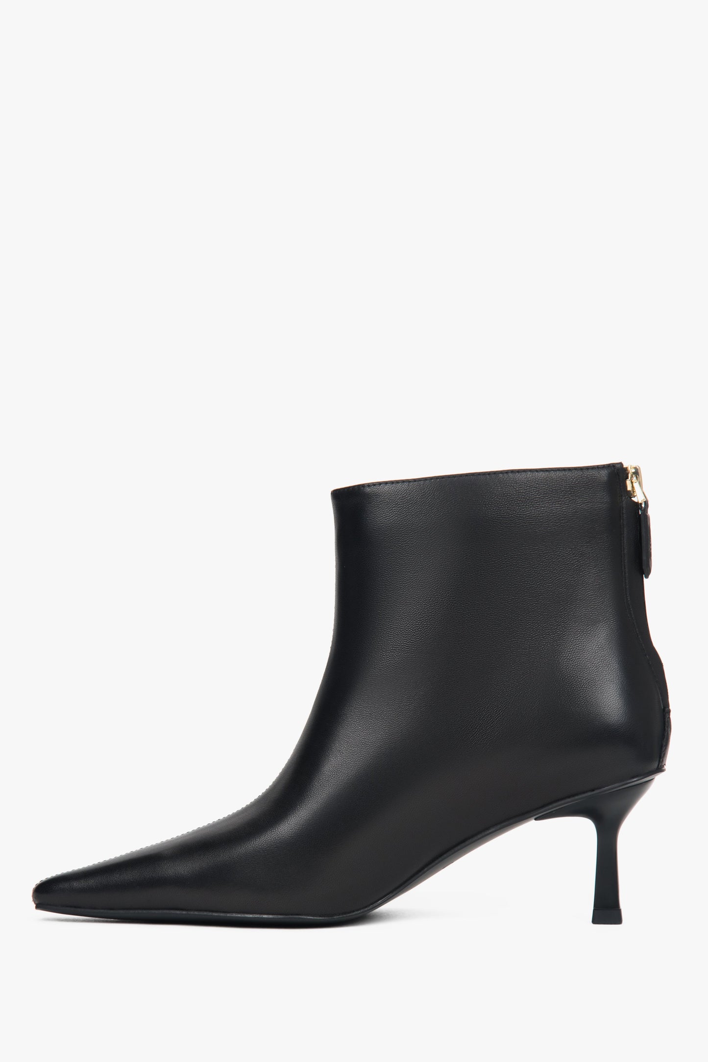 Flache Profilansicht der Innenseite der Stiefelette mit ununterbrochener, cleaner Linienführung 