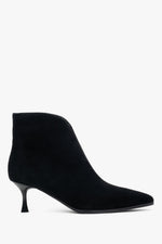 Flache Profilansicht der Außenseite der kurzen schwarzen Velours-Stiefelette mit Kelchabsatz 