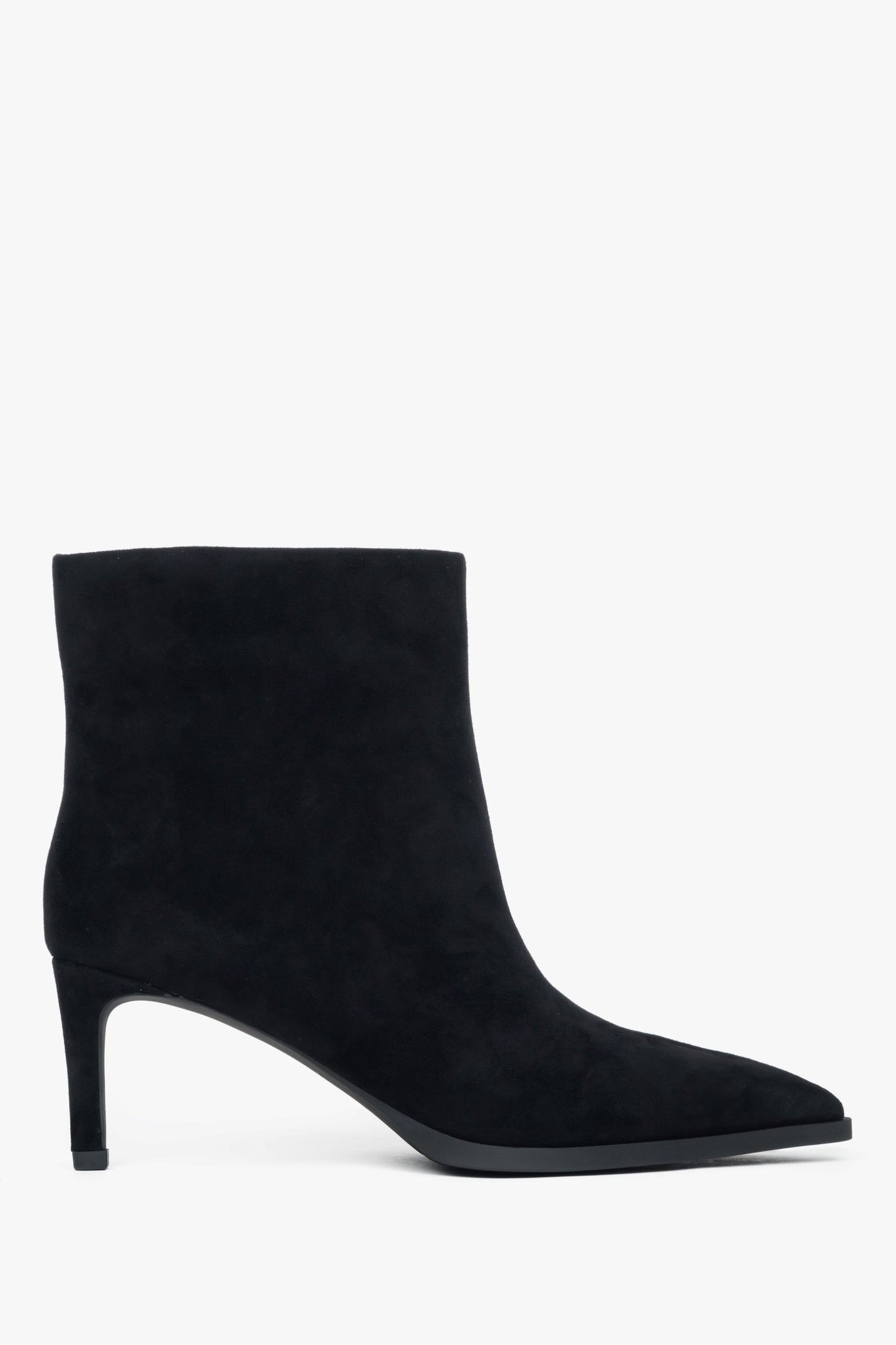 Flache Profilansicht der schwarzen Velours-Stiefelette mit Stilettoabsatz 