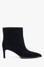 Flache Profilansicht der schwarzen Velours-Stiefelette mit Stilettoabsatz 