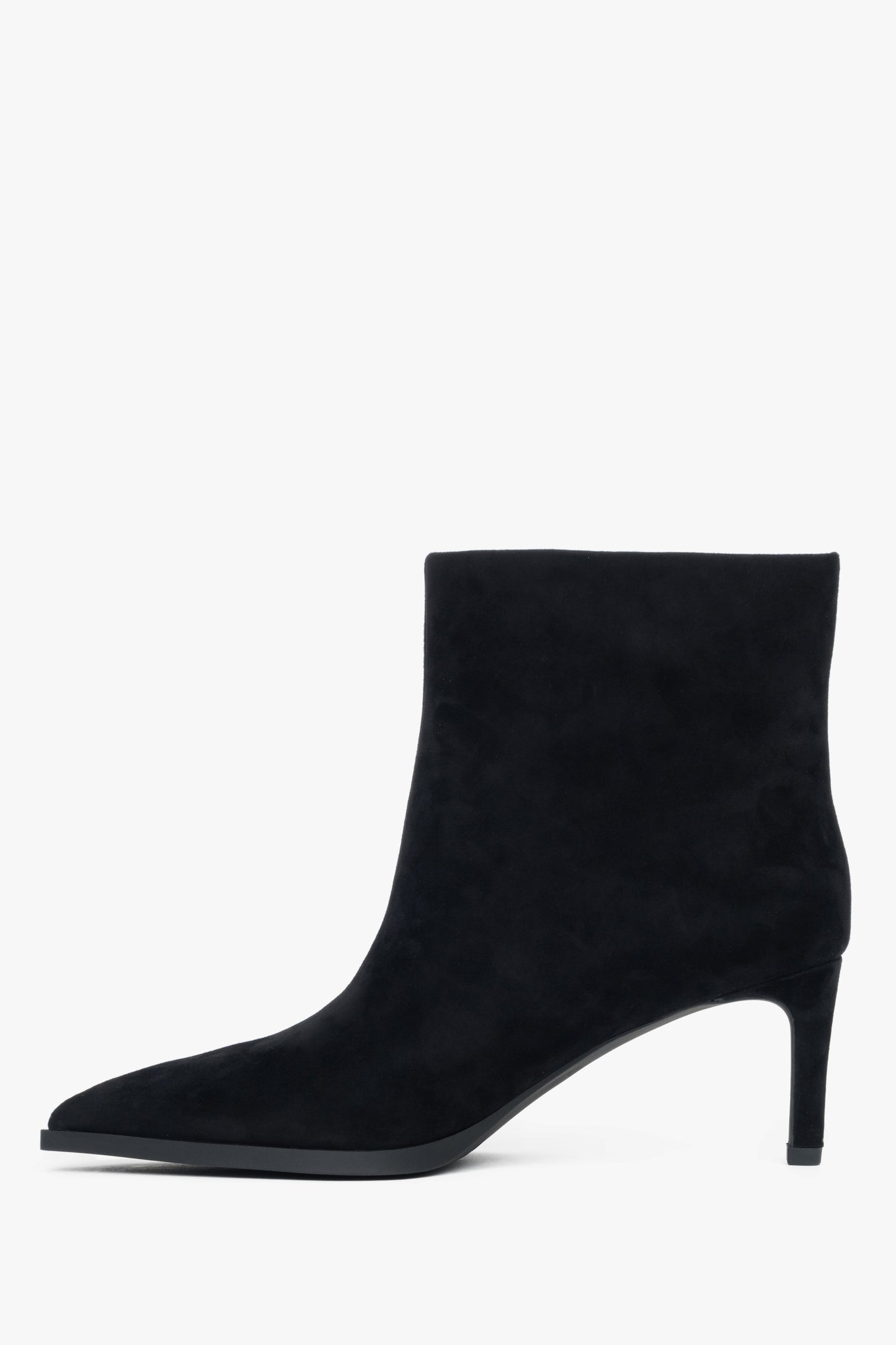 Flache Profilansicht der Außenseite der kurzen schwarzen Velours-Stiefelette mit Stilettoabsatz