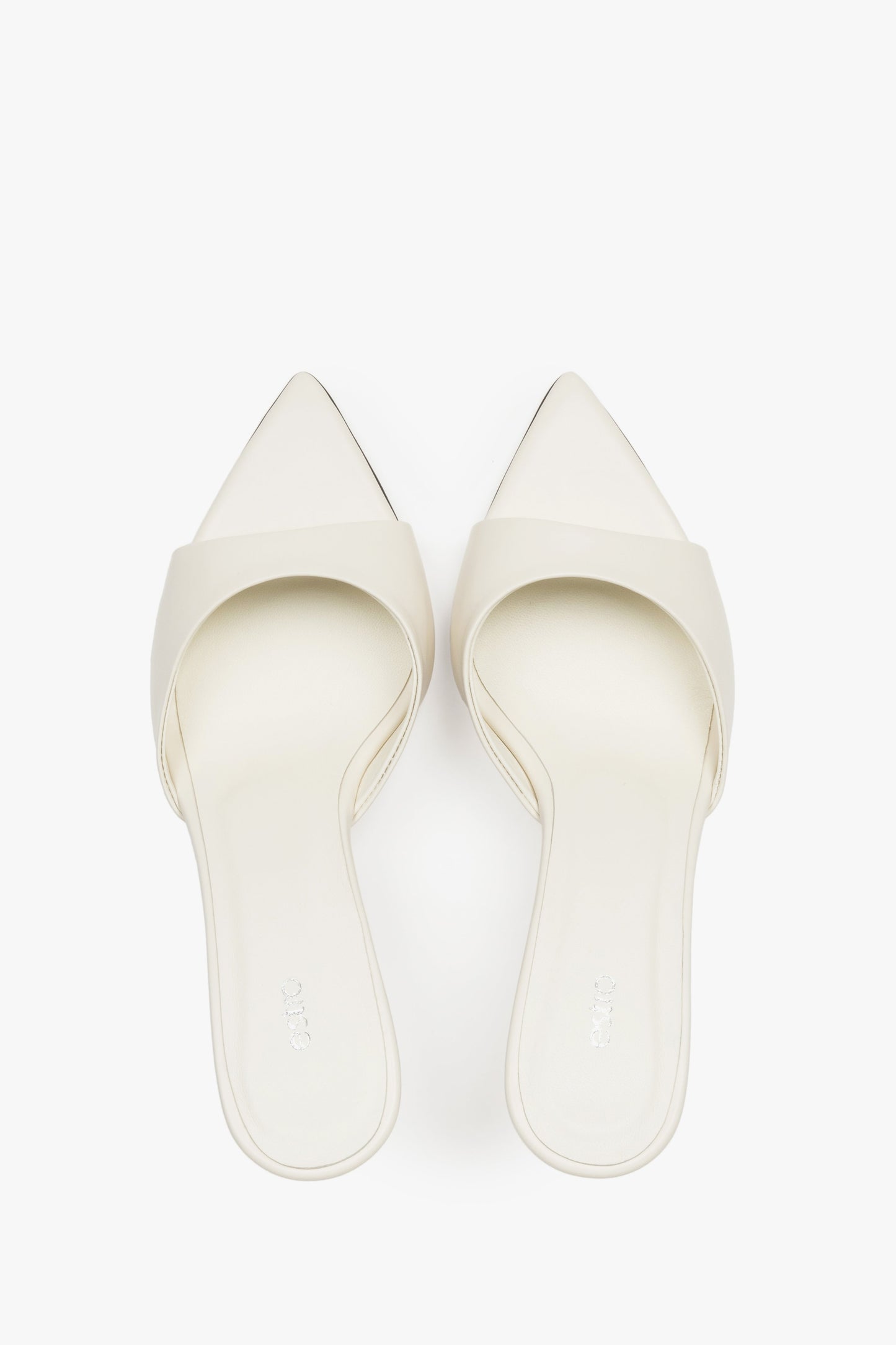 Milchbeige Damen-Pantoletten aus Leder von oben als Paar