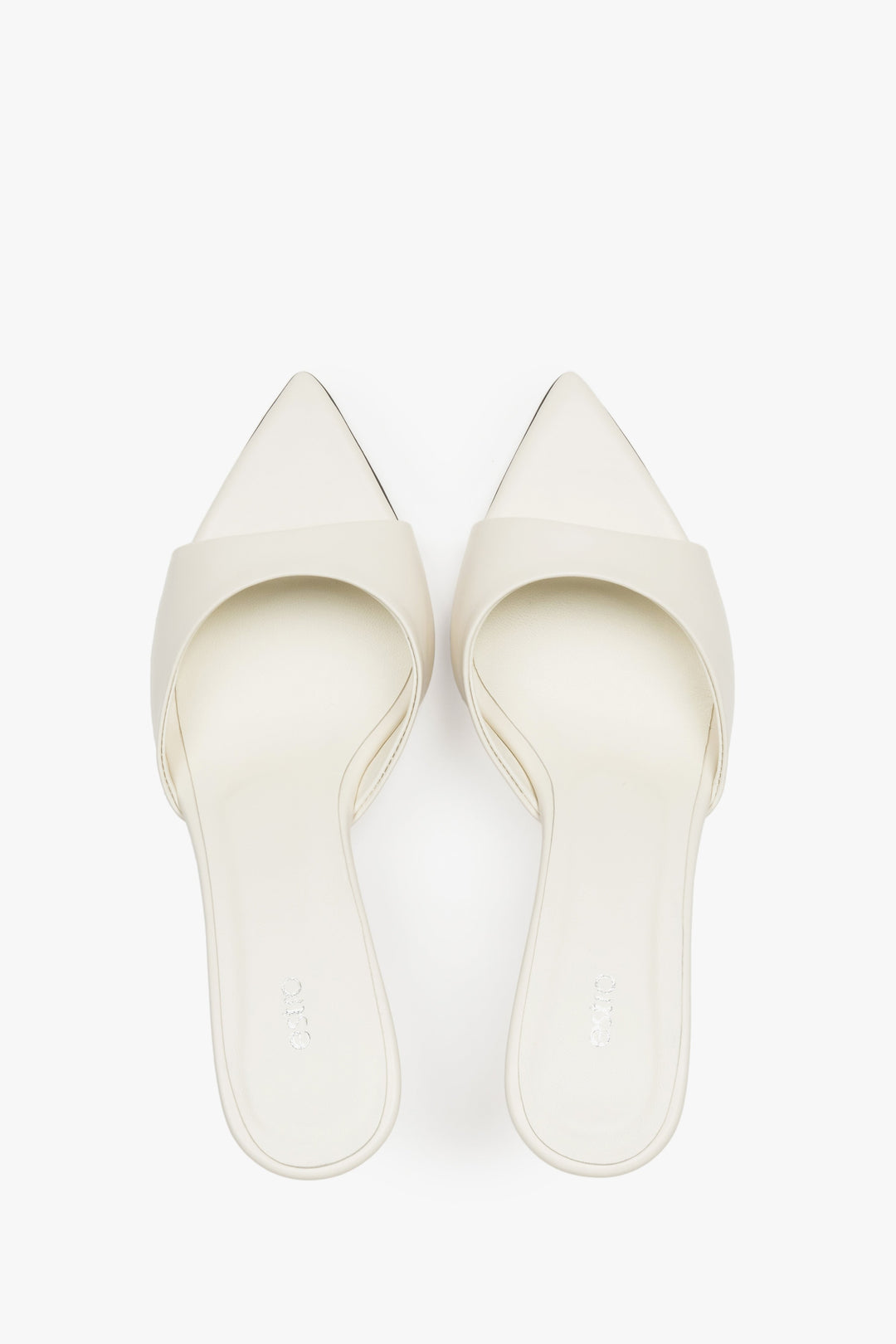 Milchbeige Damen-Pantoletten aus Leder von oben als Paar