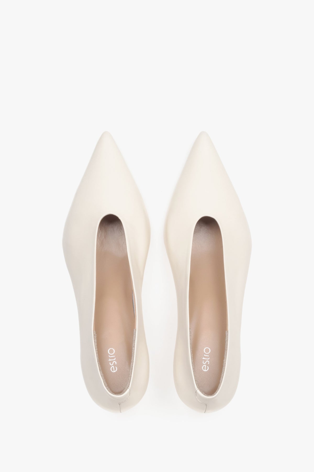 Detailansicht milchbeiger Damen-Pumps mit niedrigem Absatz