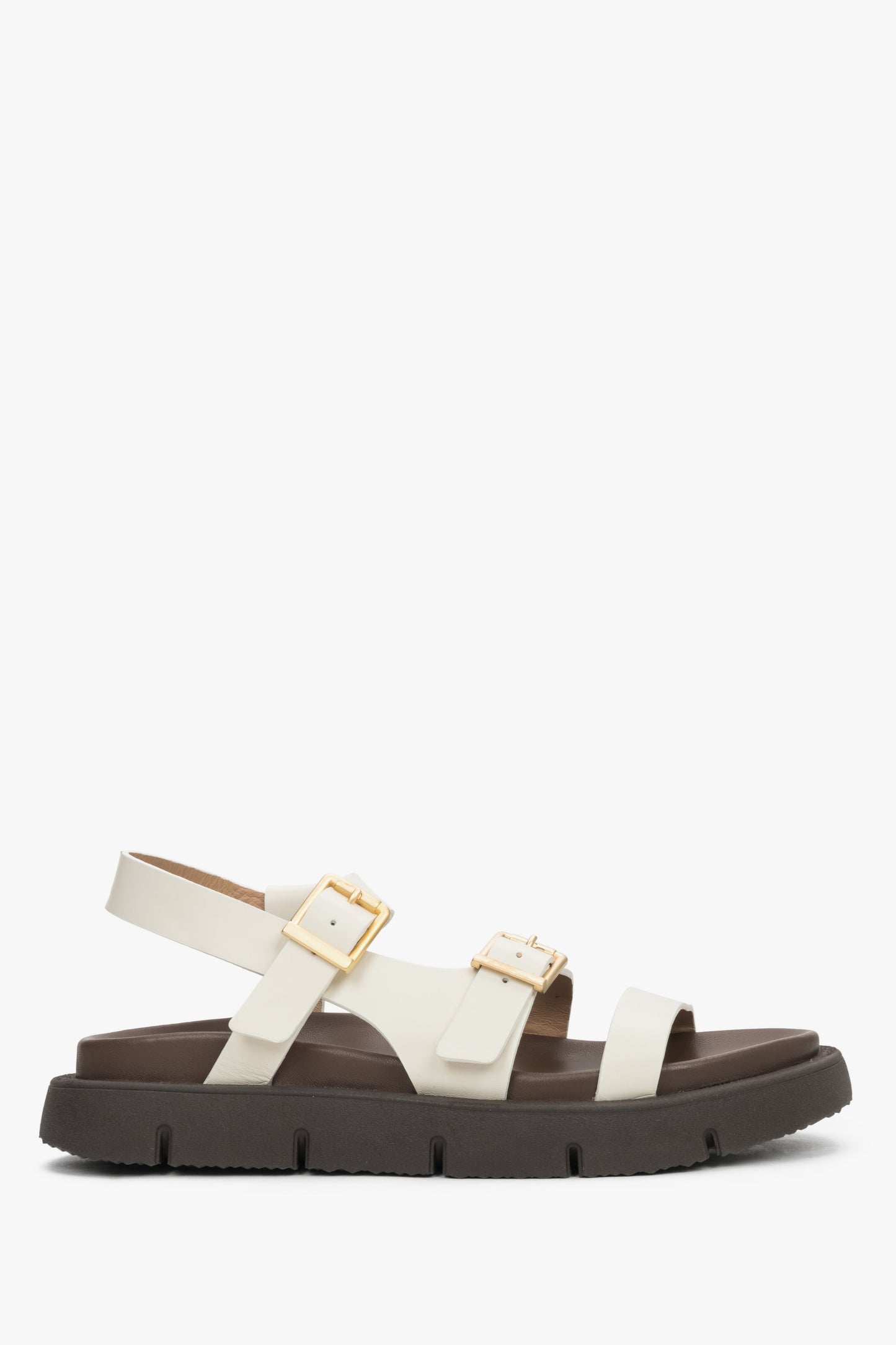Milchbeige Damen-Sandale aus echtem Leder in seitlicher Ansicht mit goldfarbener Schnalle