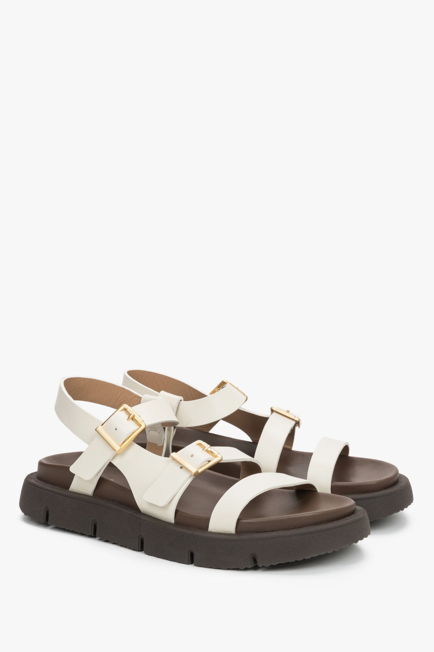 Milchbeige Damen-Sandalen aus Leder in schräger Vorderansicht mit breiten Riemen