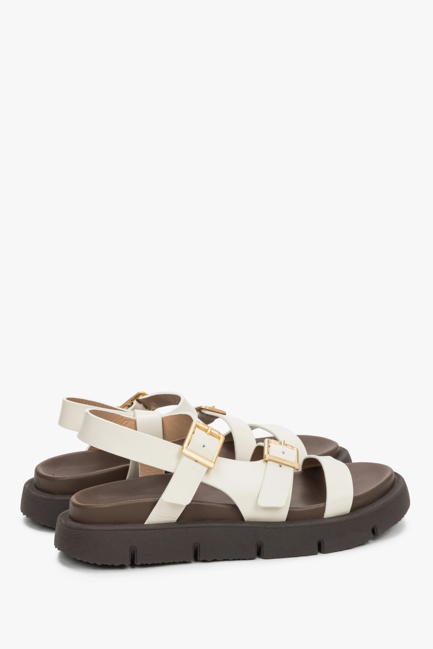 Milchbeige Damen-Sandalen aus echtem Leder in schräger Seitenansicht mit goldfarbenen Details