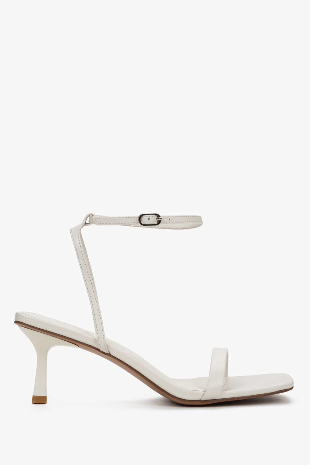 Milchbeige Damen-Sandalette aus echtem Leder in seitlicher Ansicht mit Trichterabsatz