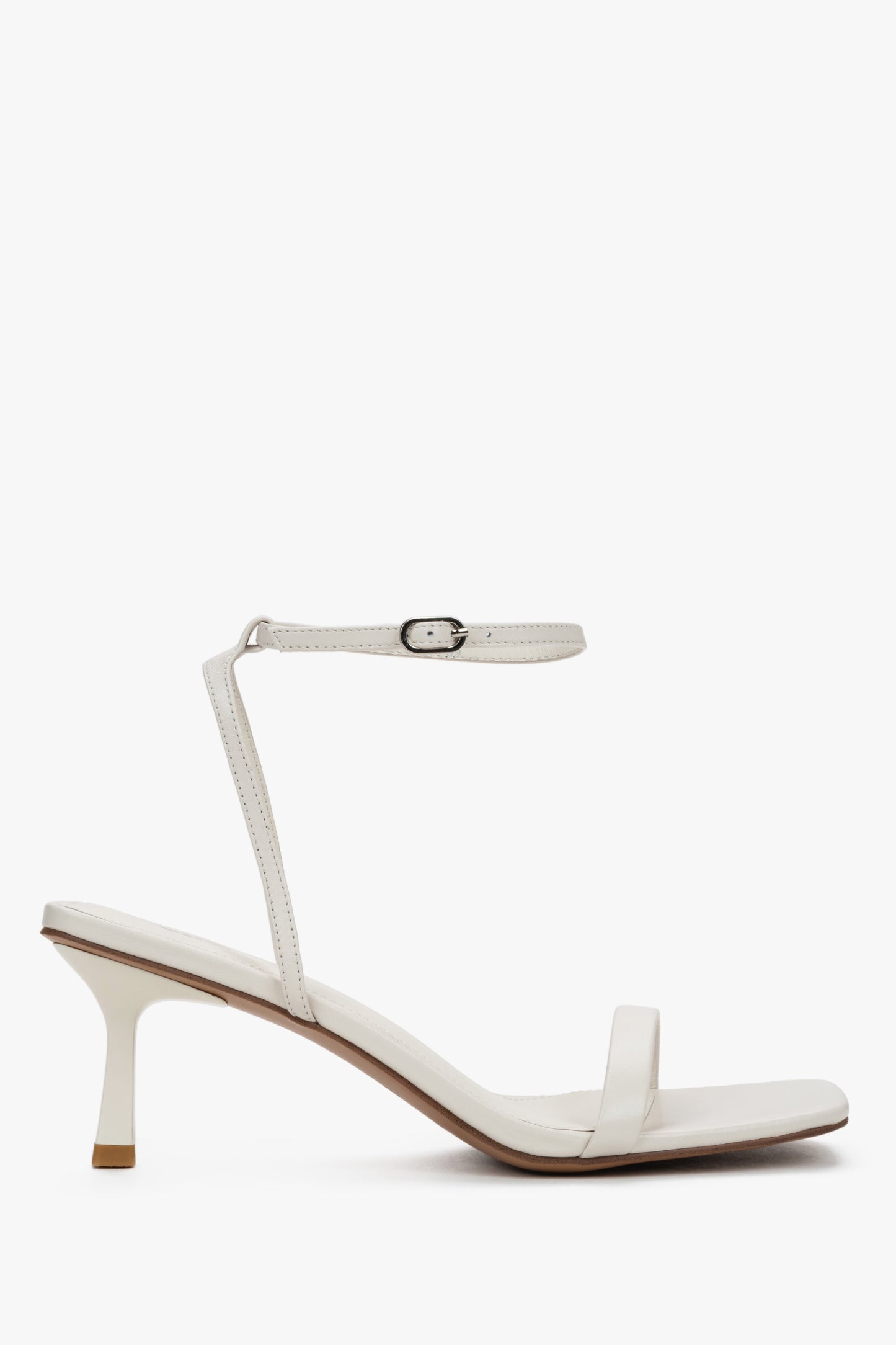 Milchbeige Damen-Sandalette aus echtem Leder in seitlicher Ansicht mit Trichterabsatz