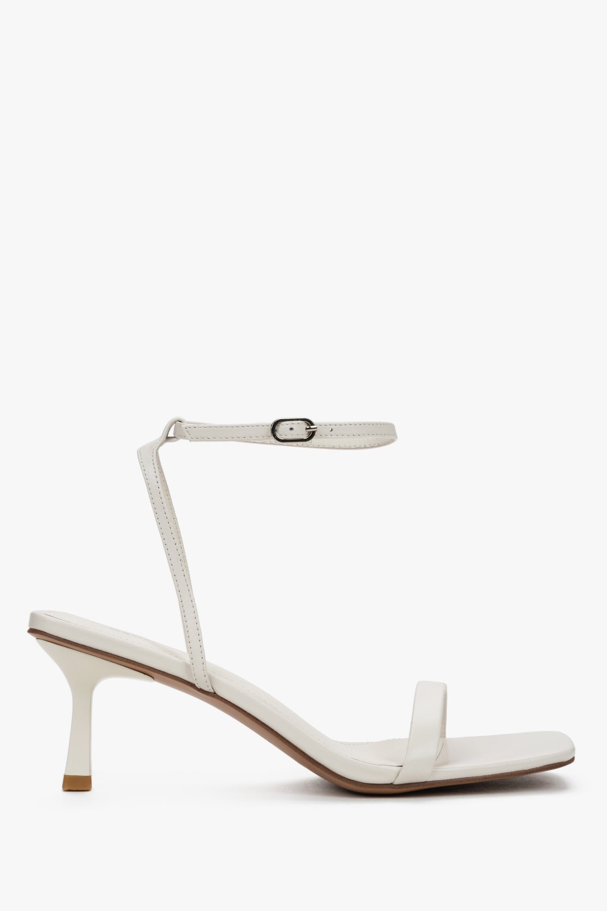 Milchbeige Damen-Sandalette aus echtem Leder in seitlicher Ansicht mit Trichterabsatz