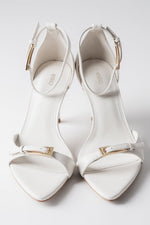Milchbeige Damen-Sandaletten aus echtem Leder von vorne mit goldfarbenen Schnallen