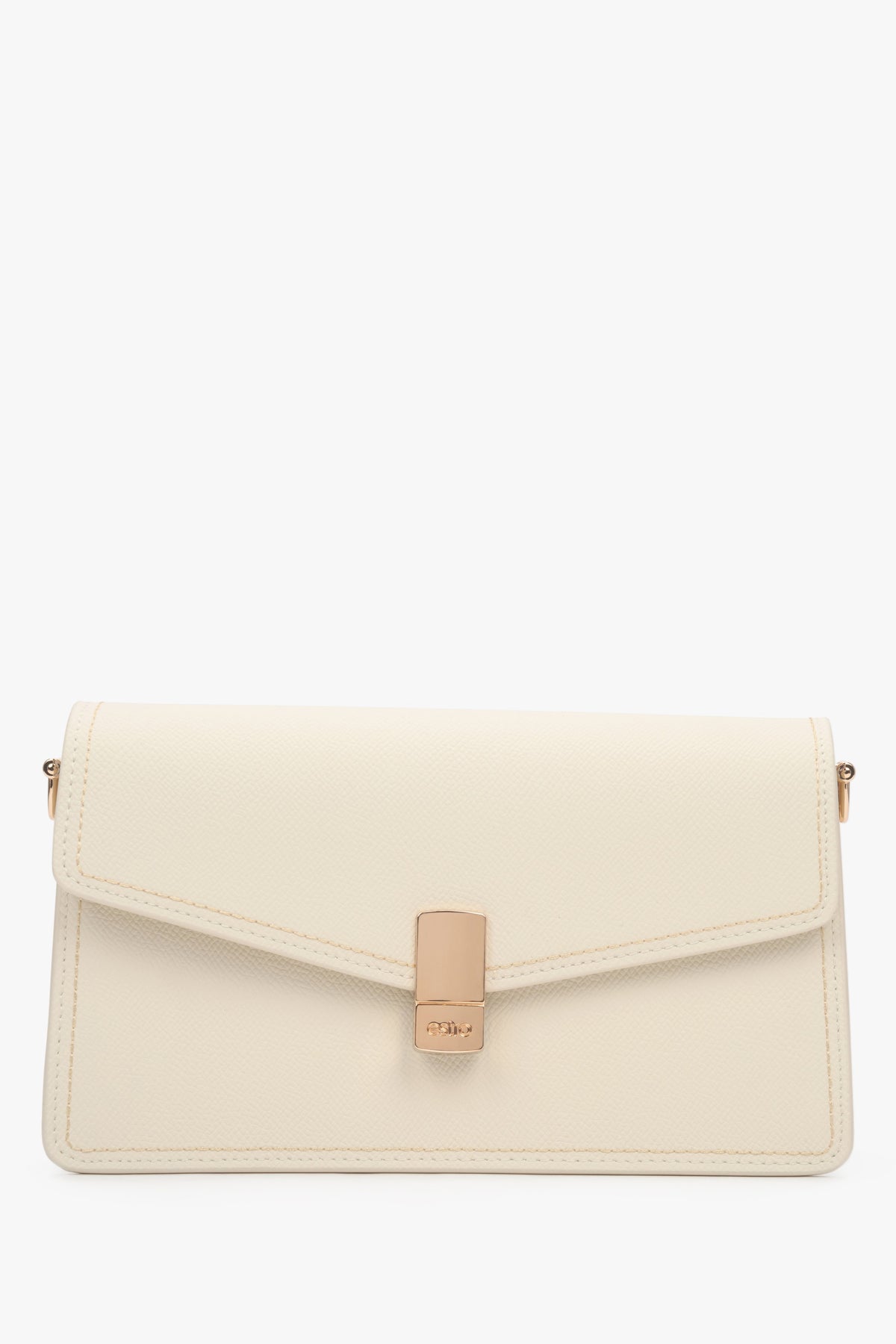 Klassische Vorderansicht der milchbeigen Ledertasche mit goldfarbenem Verschluss.