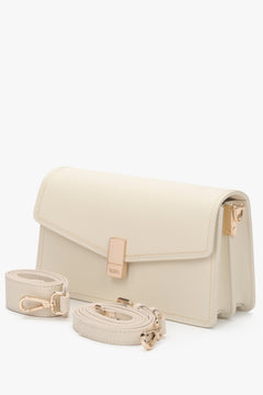 Milchbeige Lederhandtasche von Estro mit zwei austauschbaren Schulterriemen.