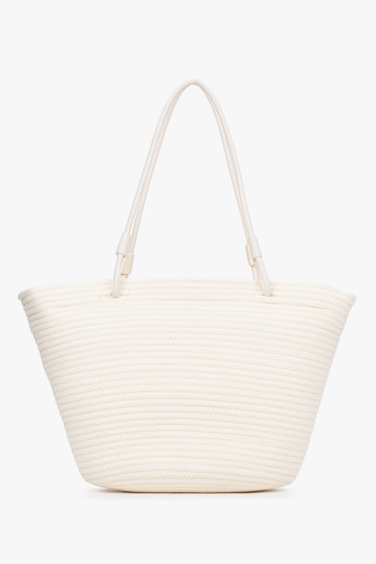 Milchbeige Damen-Shopper-Tasche in Bastoptik auf hellem Hintergrund
