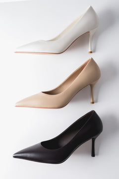 Präsentation der verschiedenen Farbvarianten der eleganten Damen-Stilettos aus Echtleder in Milchbeige, Beige und Dunkelbraun übereinander angeordnet