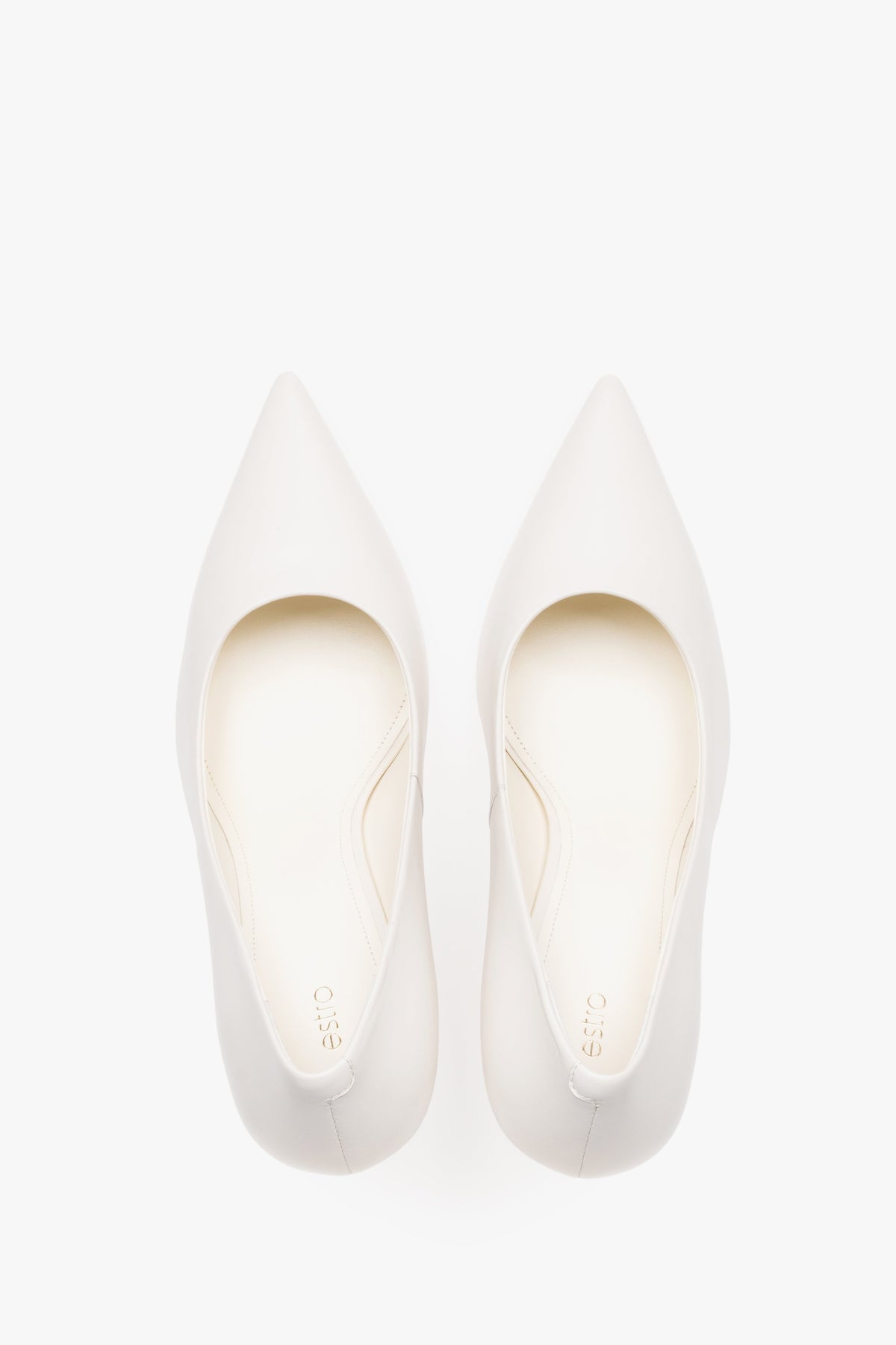 Draufsicht auf die milchbeigen Damen-Stilettos aus Echtleder, die die spitz zulaufende Kappe und das helle Innenfutter zeigt
