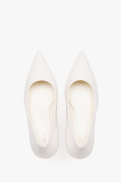 Draufsicht auf die milchbeigen Damen-Stilettos aus Echtleder, die die spitz zulaufende Kappe und das helle Innenfutter zeigt