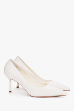 Schrägansicht der milchbeigen Damen-Stilettos aus Echtleder, die das elegante Seitenprofil und den stabilen Absatz zeigt