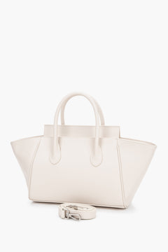 Elegante Leder-Handtasche in Milchbeige im Querformat schräge Ansicht