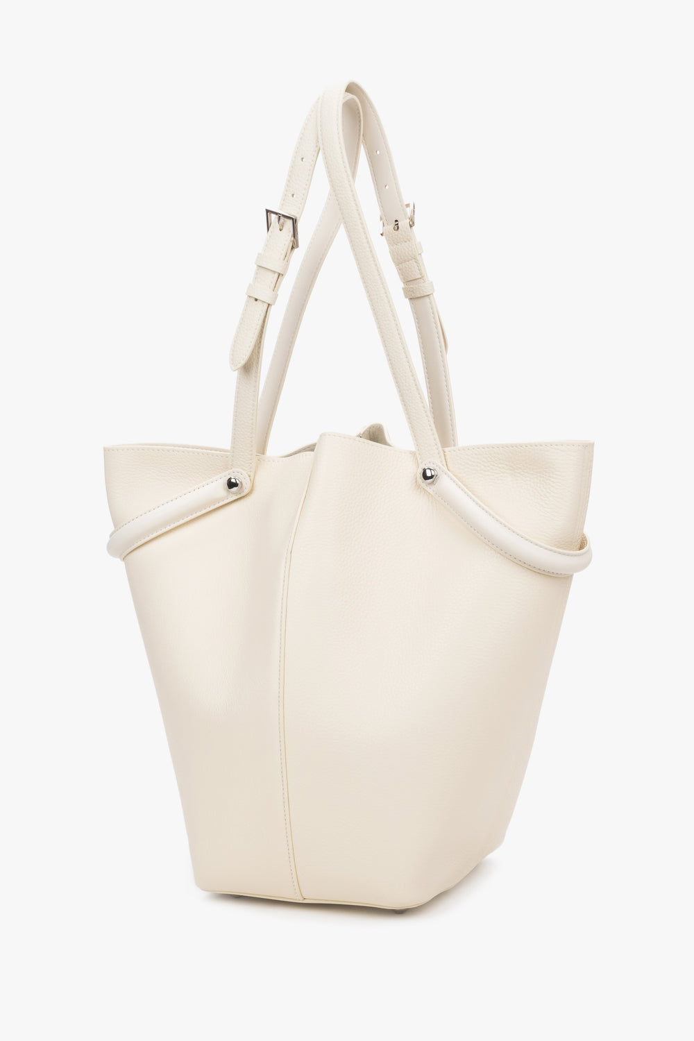 Frontale Ansicht der milchbeigen Leder-Tote-Bag mit aufgestellten, verstellbaren Griffen 