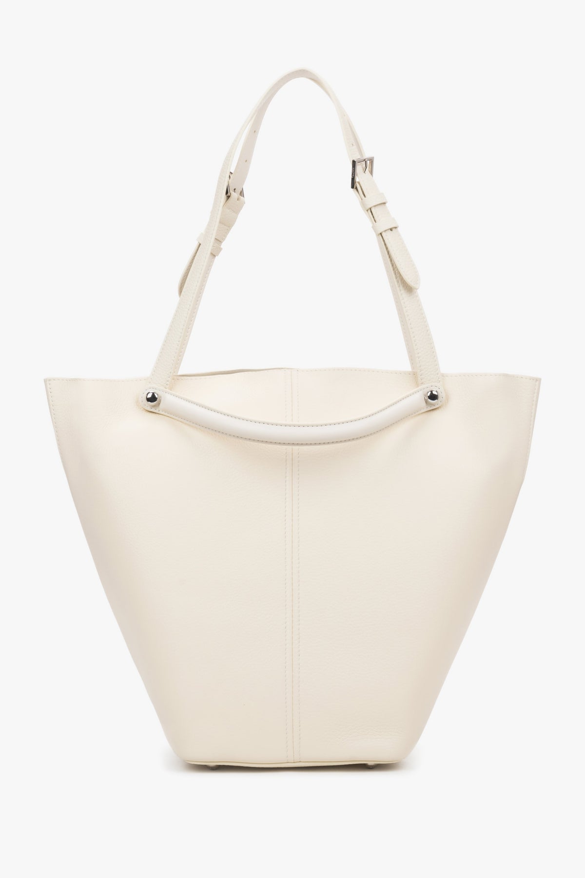 Flache Frontansicht der milchbeigen Tote-Bag, die die moderne, skulpturale Form zeigt