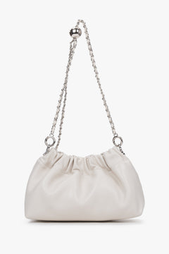 Kleine milchbeige Damen-Umhängetasche mit silberfarbener Kette in Frontansicht