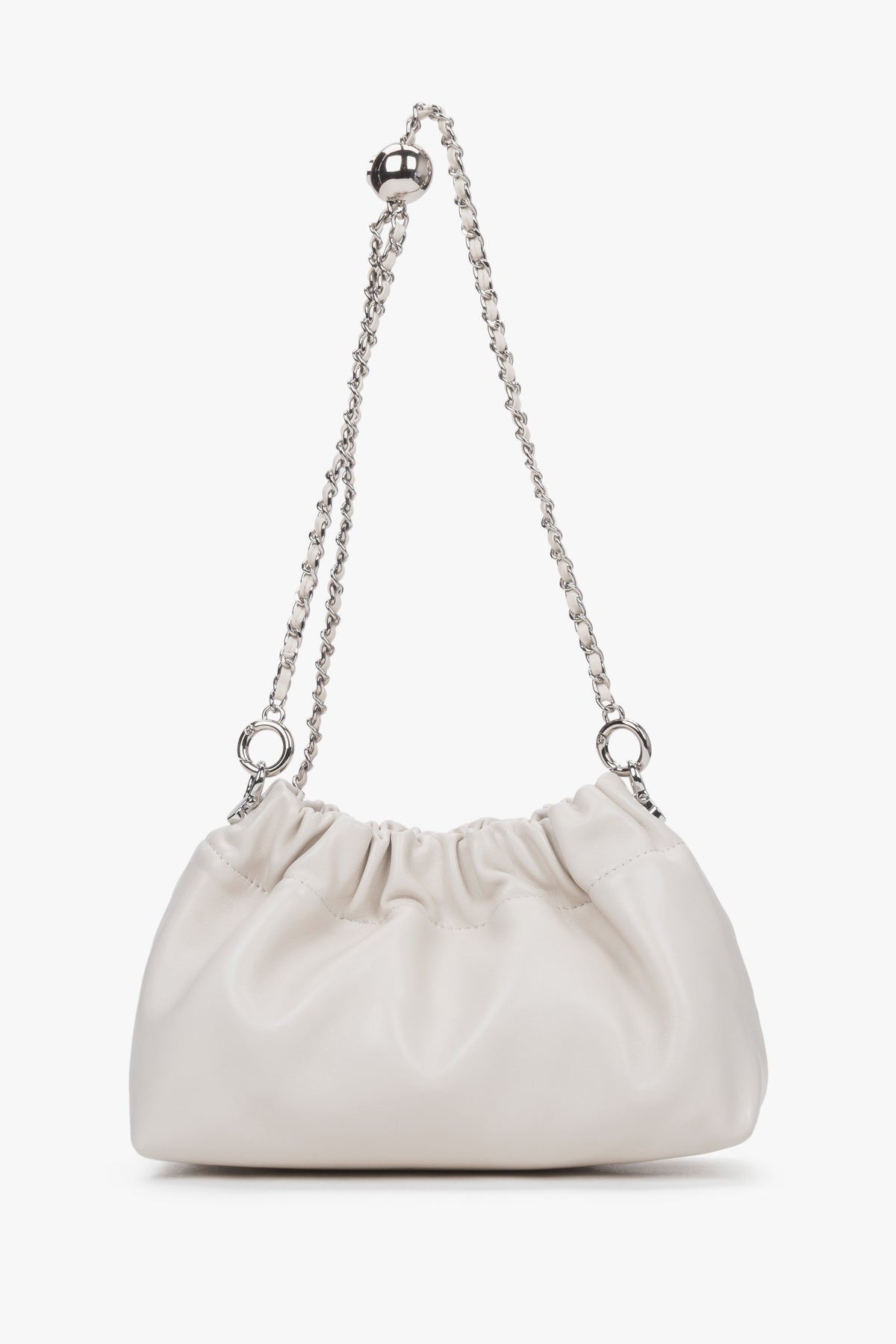 Kleine milchbeige Damen-Umhängetasche mit silberfarbener Kette in Frontansicht