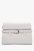 Milchbeige kleine Damen-Schultertasche aus echtem Leder mit dekorativer Schnalle in Frontalansicht