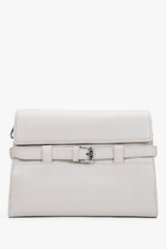 Milchbeige kleine Damen-Schultertasche aus echtem Leder mit dekorativer Schnalle in Frontalansicht