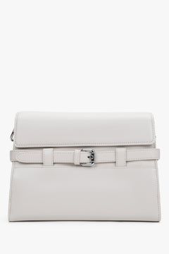 Milchbeige kleine Damen-Schultertasche aus echtem Leder mit dekorativer Schnalle in Frontalansicht