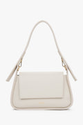 Frontansicht der milchbeigen Damen-Schultertasche aus Premium-Leder mit kurzem Schulterriemen