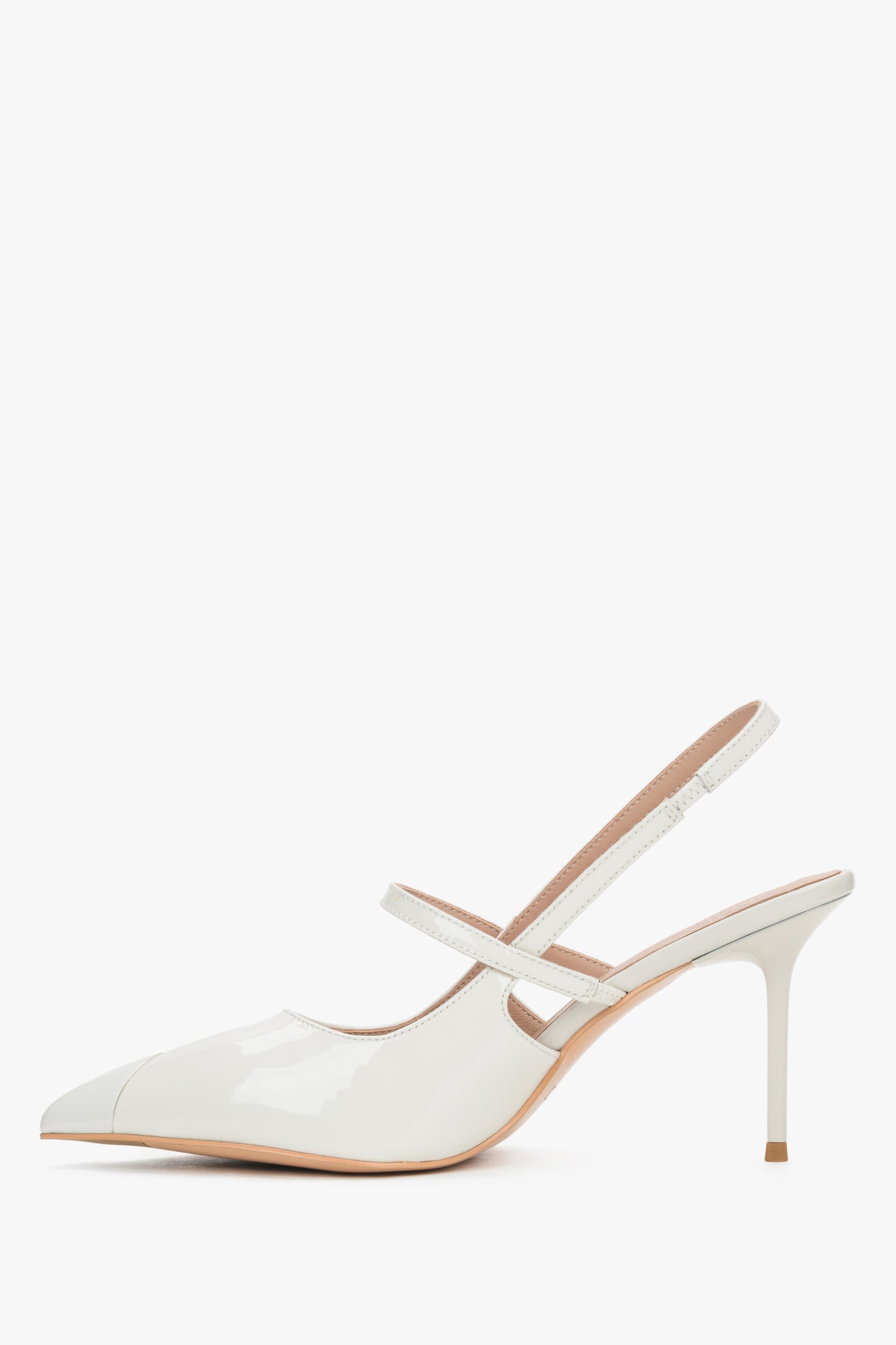 Seitenansicht der milchbeigen Slingback-Pumps aus Lackleder von Estro