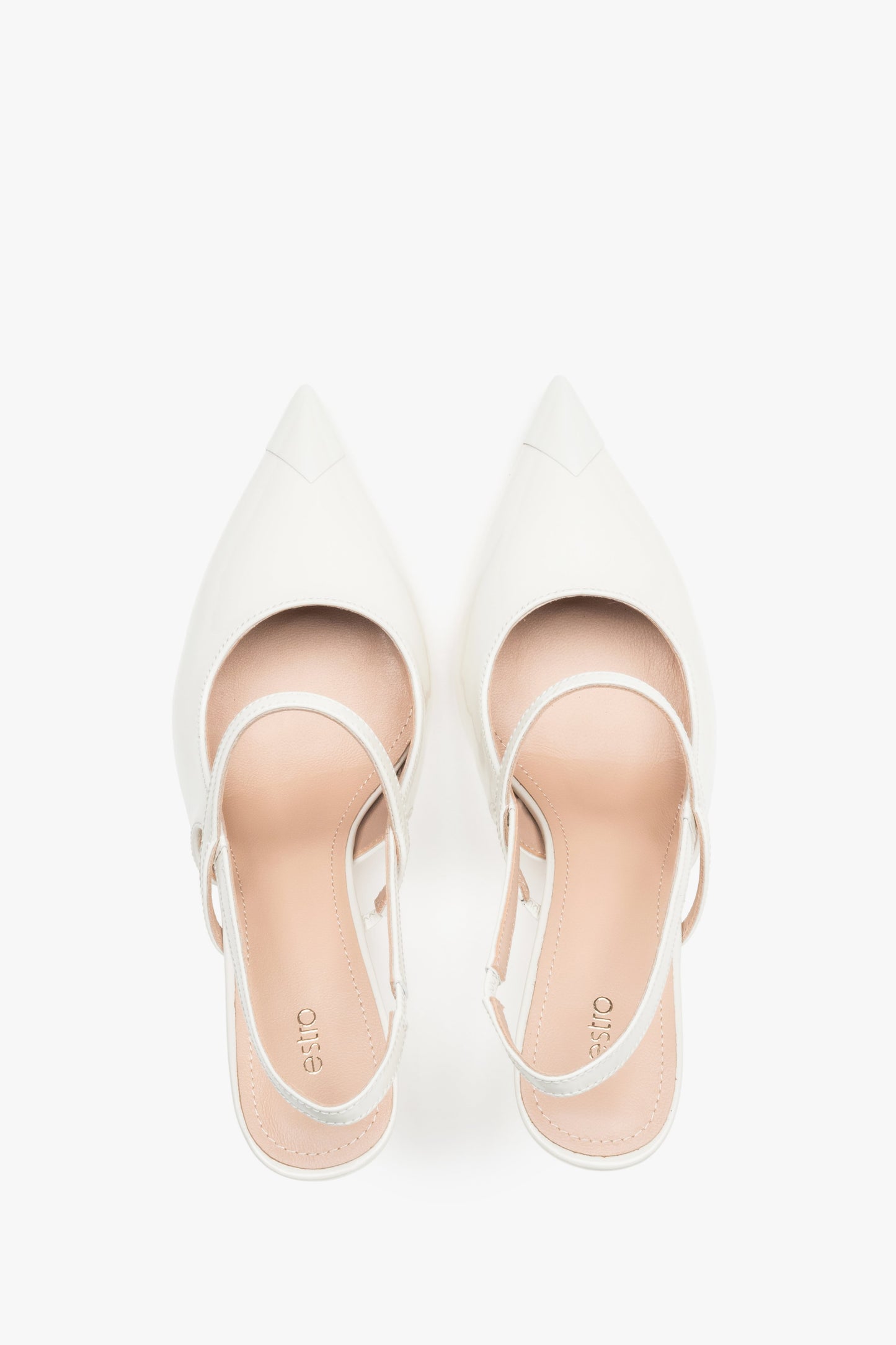 Paar milchbeige Slingback-Pumps aus glänzendem Lackleder von Estro