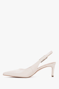 Seitenansicht der milchbeigen Slingback-Pumps mit Stilettoabsatz