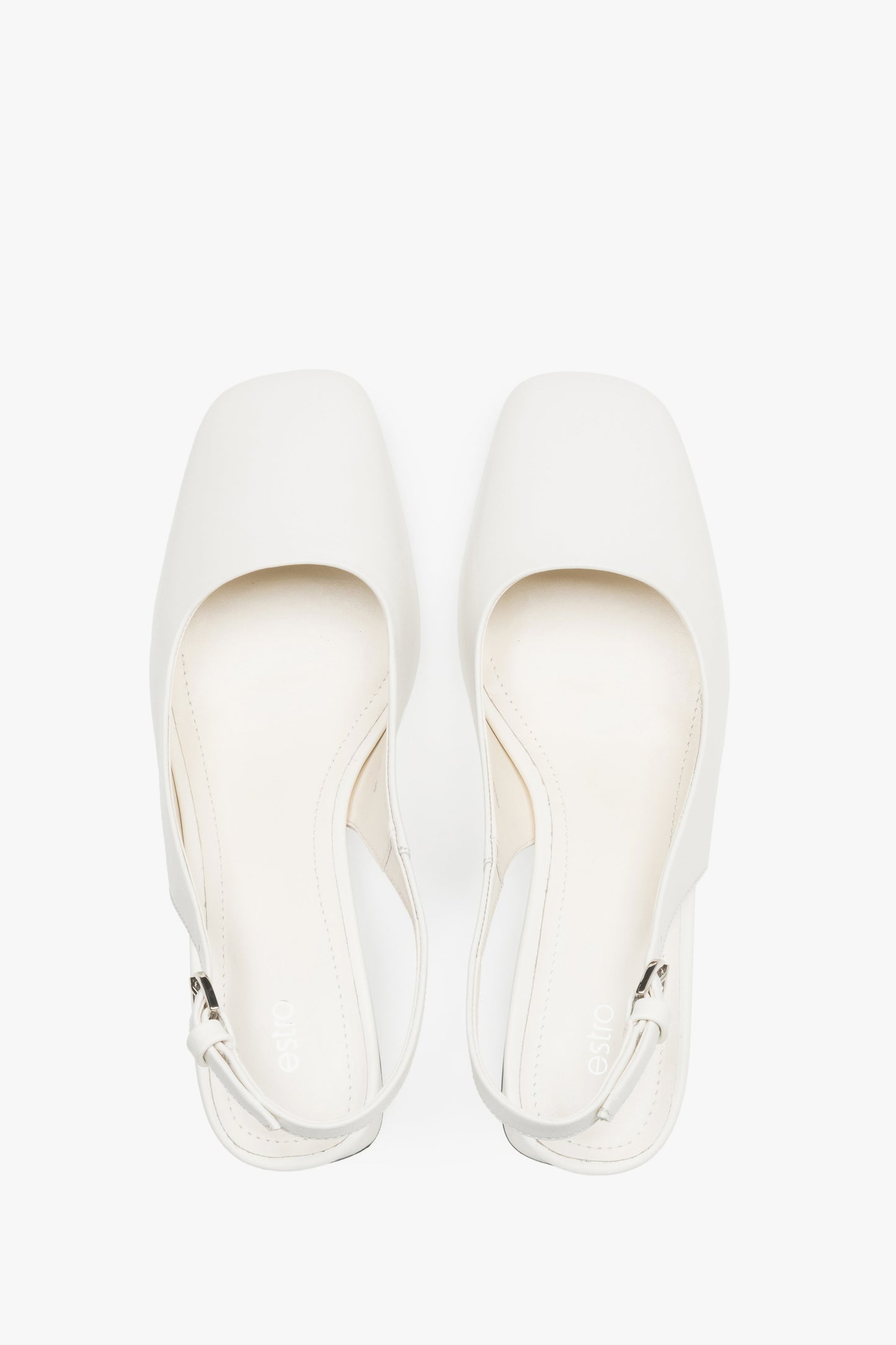 Milchbeige Slingback-Pumps mit Blockabsatz in schräger Ansicht