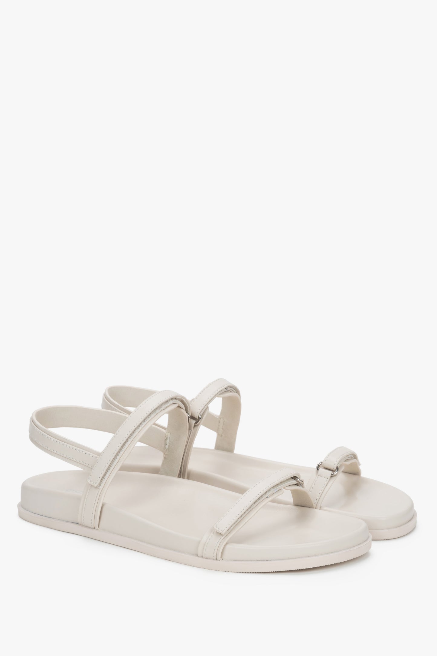 Schräge Ansicht der eleganten Damen-Sandale mit praktischem Klettverschluss.