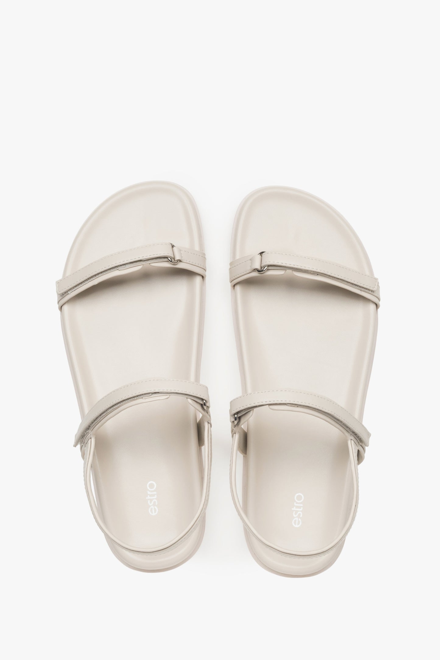 Frontansicht der milchweißen Echtleder-Sandalen von Estro.
