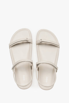 Frontansicht der milchweißen Echtleder-Sandalen von Estro.