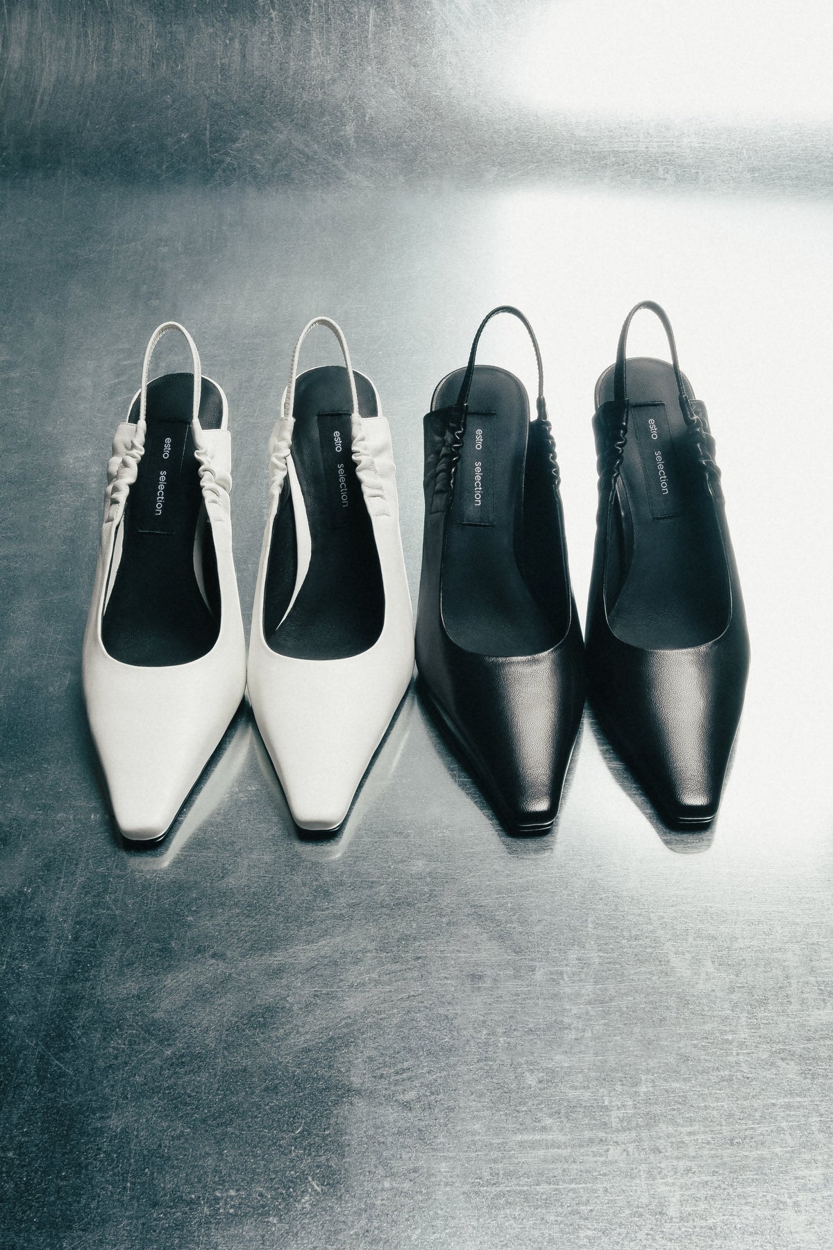 Draufsicht auf elegante Pumps mit spitzer Zehenpartie.