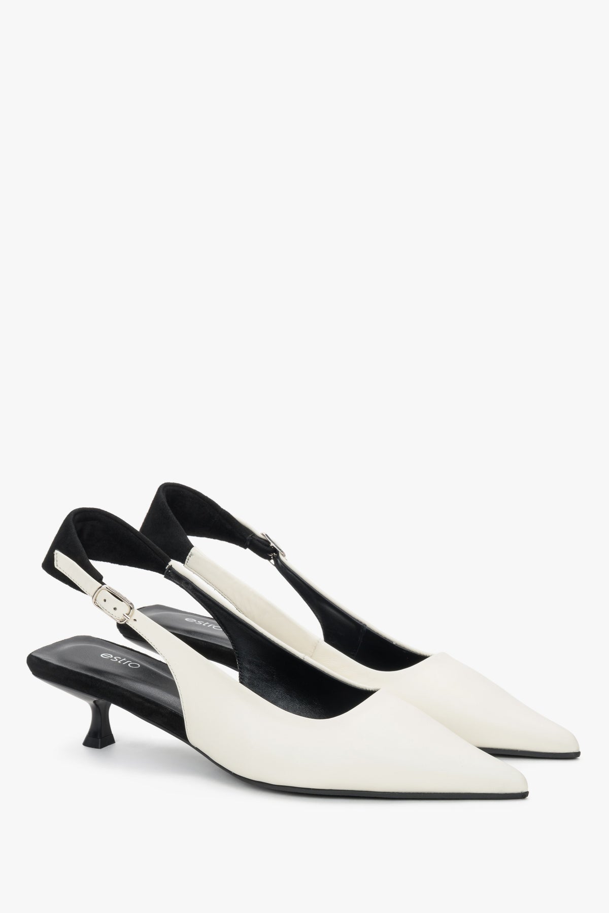 Milchweiße Damen-Slingpumps aus Leder als Paar in schräger Vorderansicht