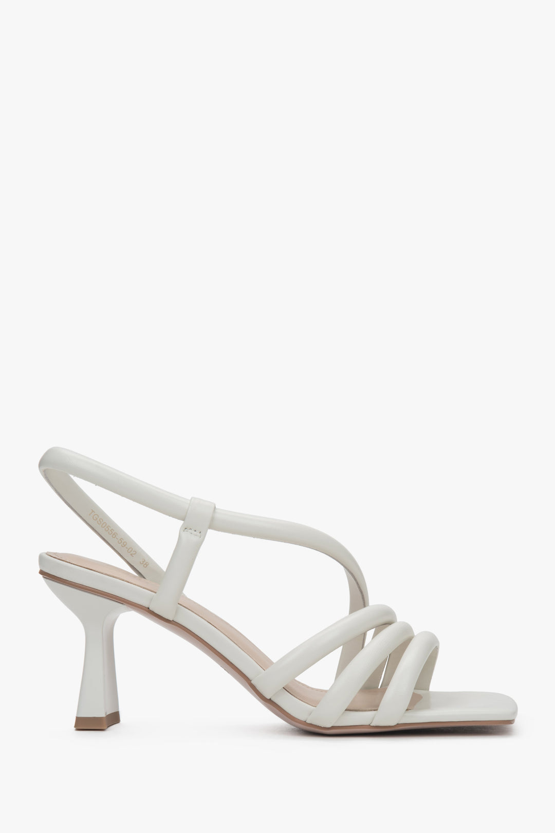 Rechte Seitenansicht der milchweißen Sandalette mit elegantem 7 cm Blockabsatz