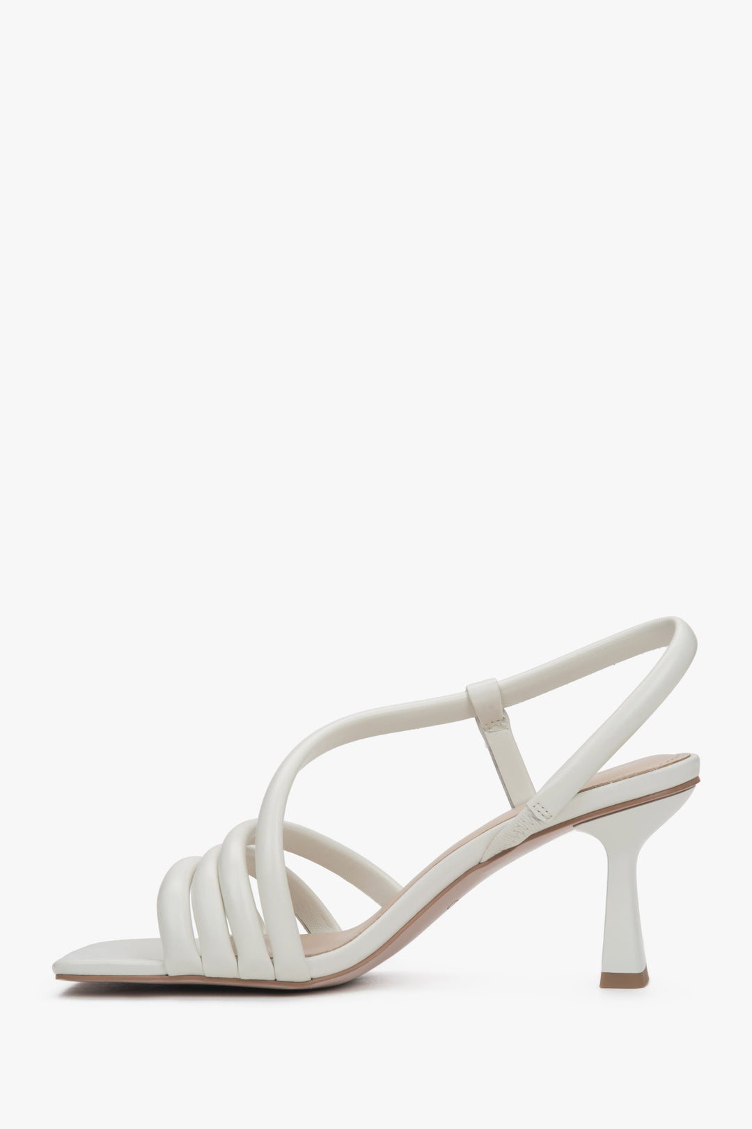 Linke Seitenansicht der eleganten milchweißen Riemchensandalette für Damen