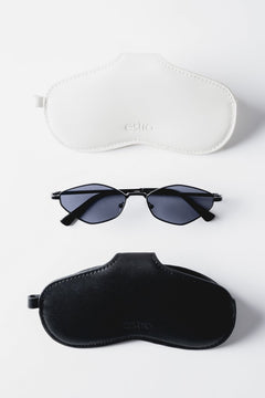 Milchweißes und schwarzes Brillenetui aus Echtleder mit Sonnenbrille 