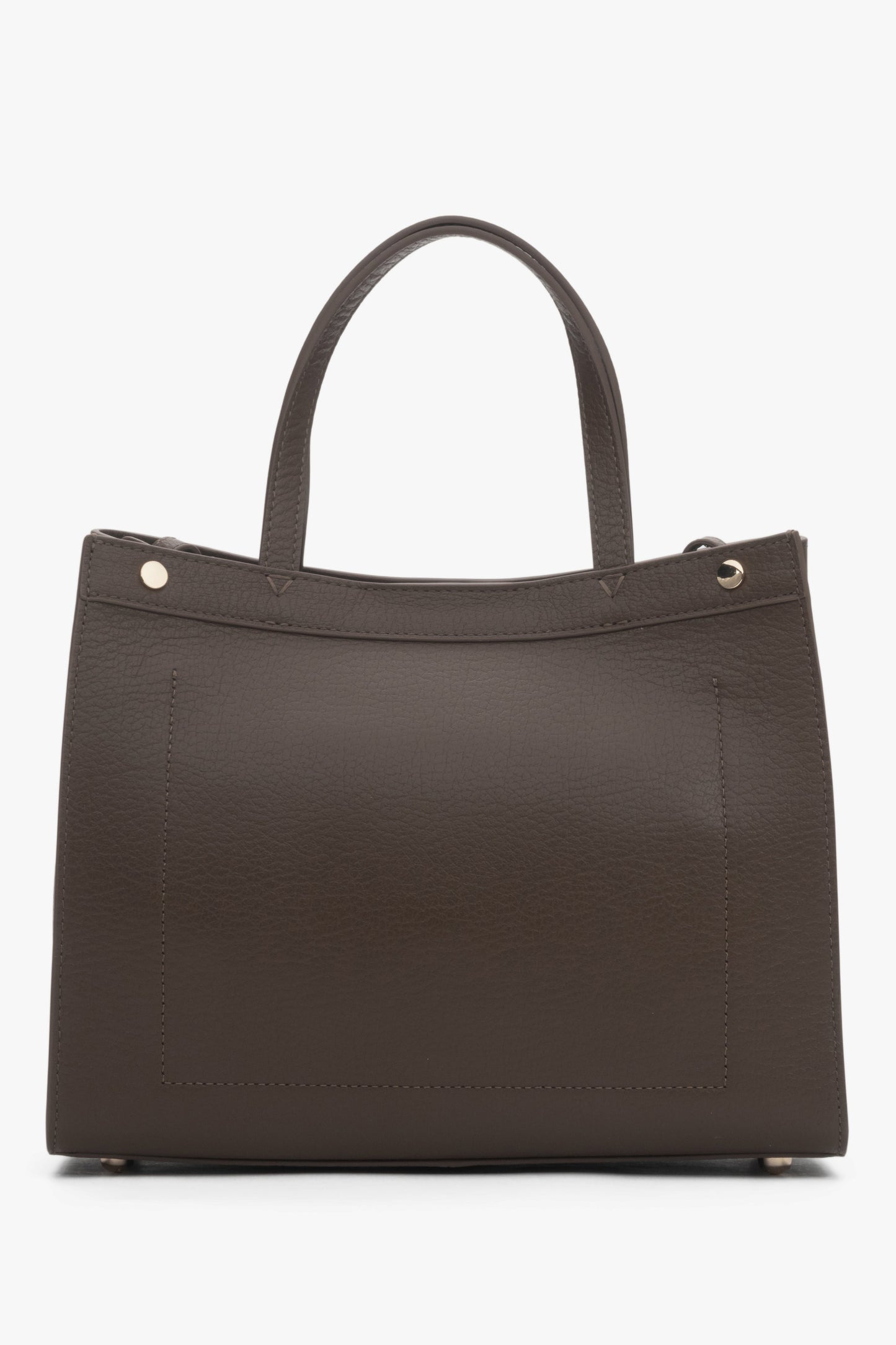 Rückansicht der braunen Estro Handtasche, die die glatte Lederstruktur zeigt.