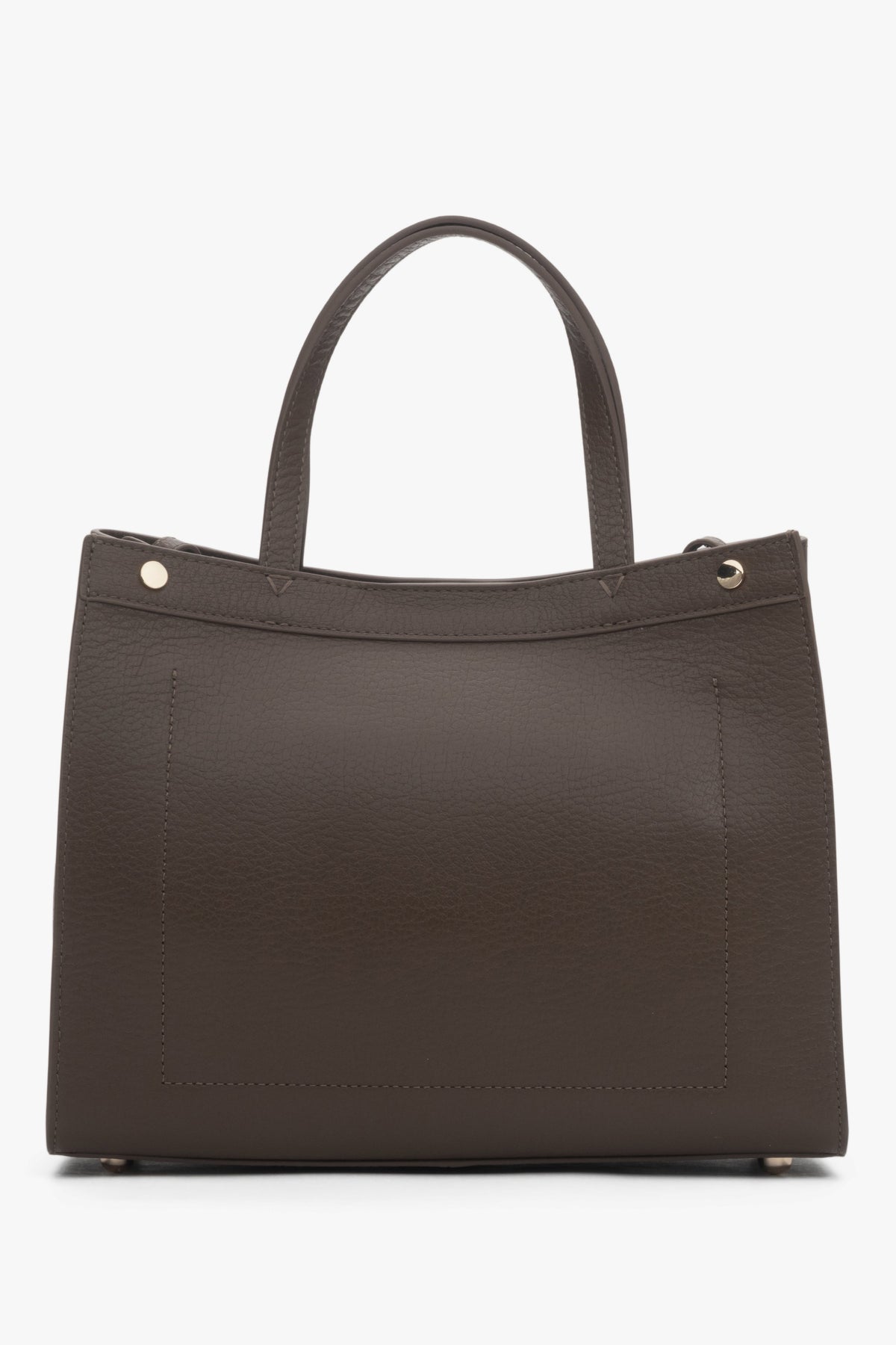 Rückansicht der braunen Estro Handtasche, die die glatte Lederstruktur zeigt.