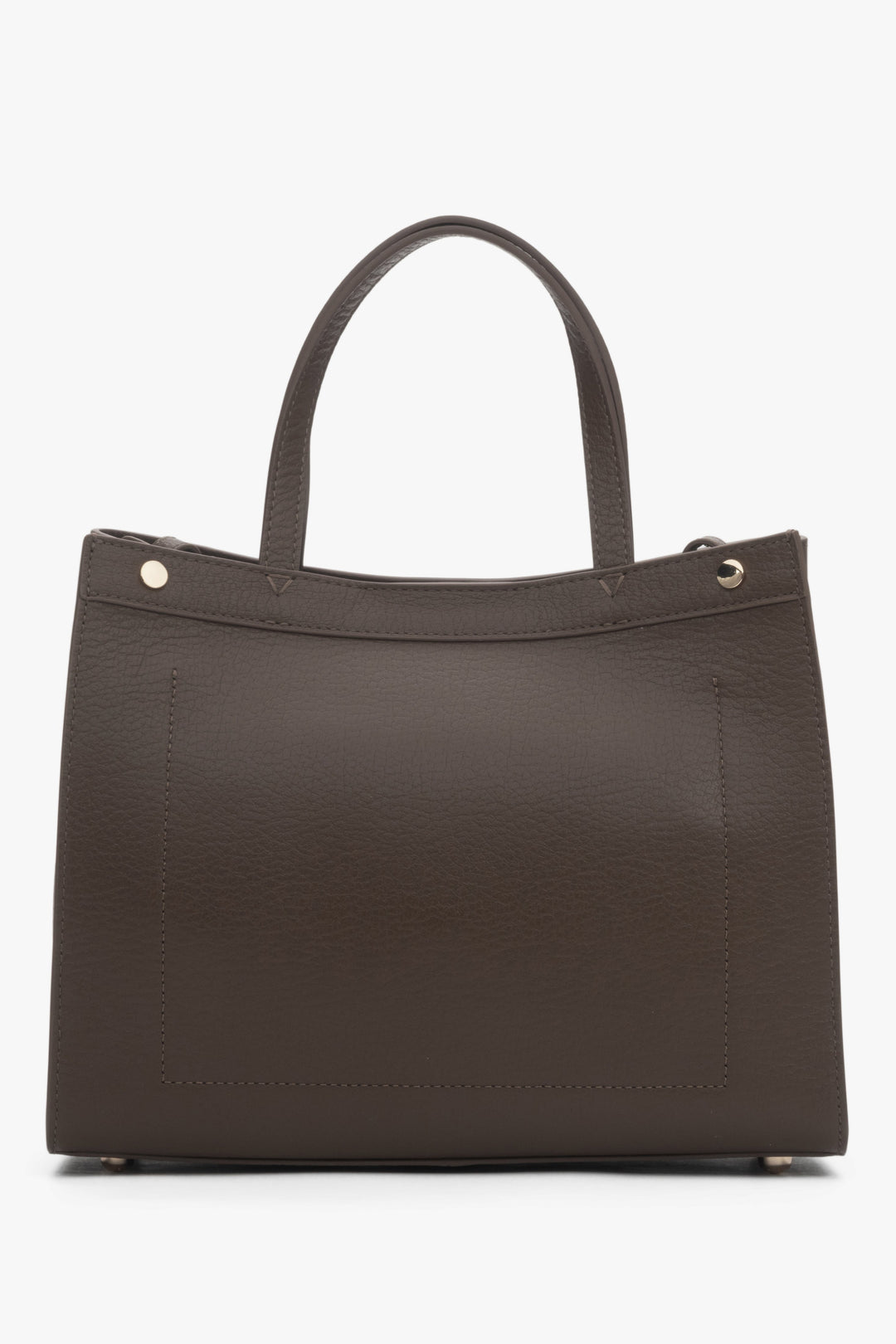 Rückansicht der braunen Estro Handtasche, die die glatte Lederstruktur zeigt.