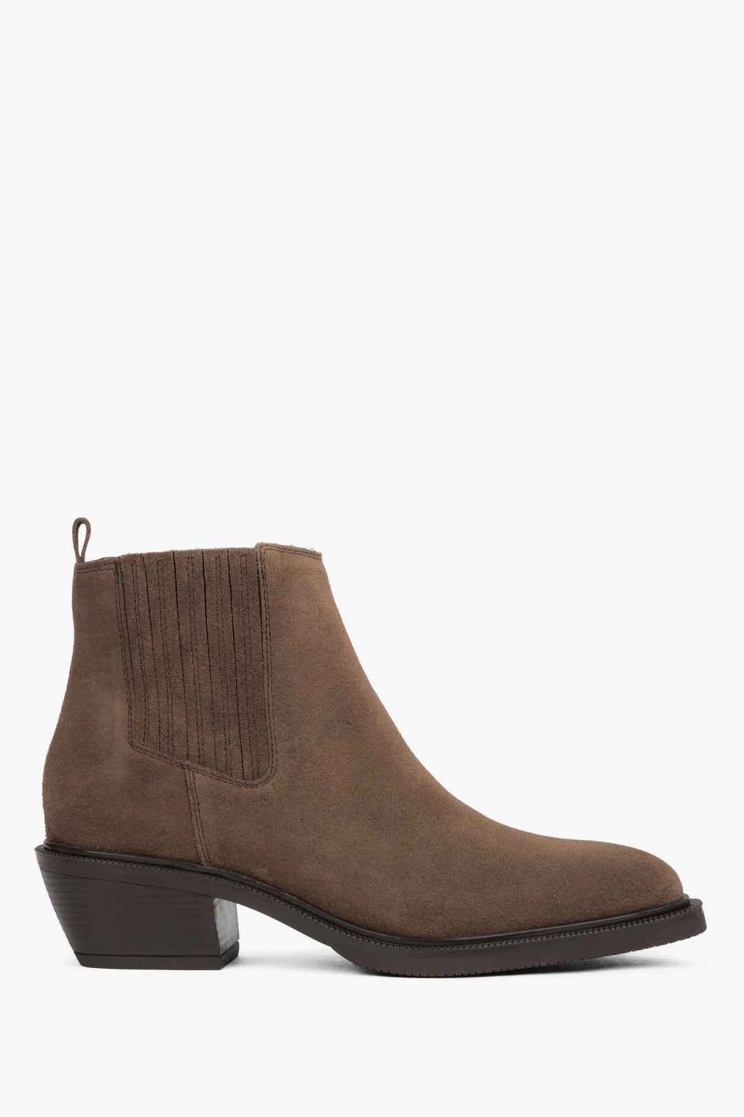 Flache Seitenansicht der niedrigen braunen Damen-Cowboystiefel aus Velours