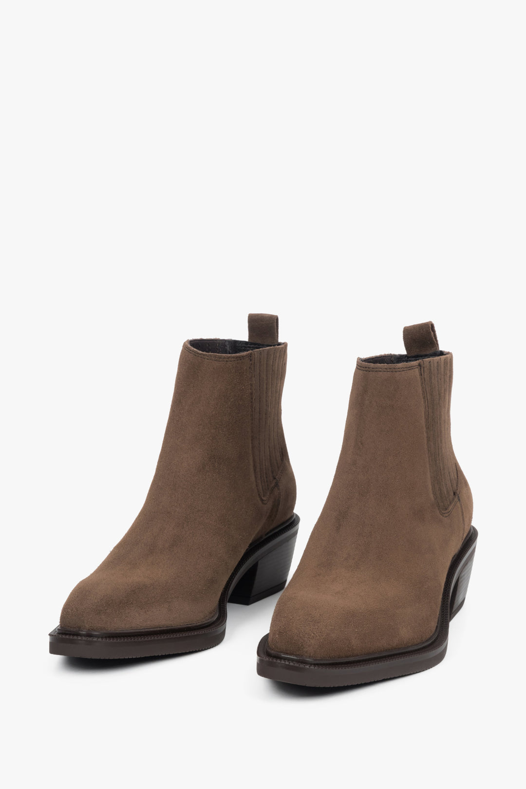 Frontale Schrägansicht der braunen Velours-Stiefeletten mit schmaler Form