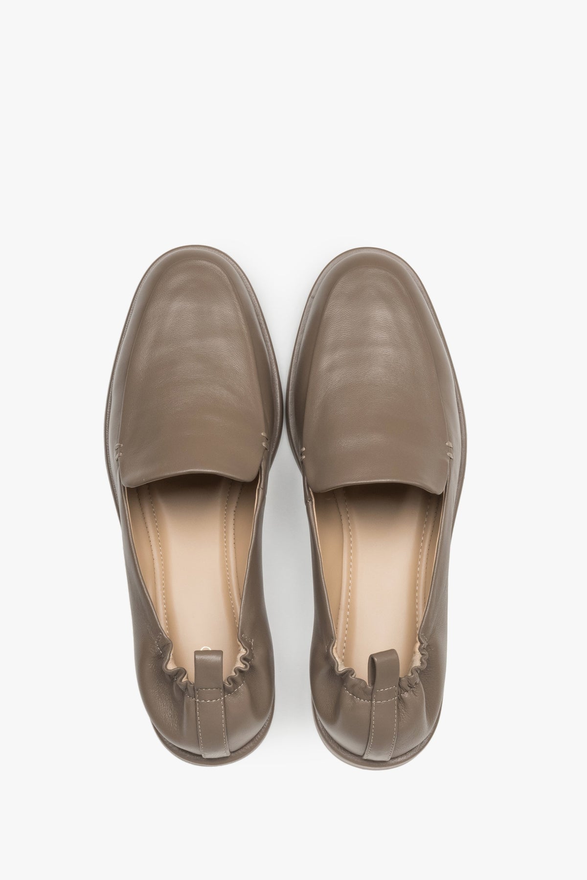 Olivgrüne Damen-Loafer aus Leder von oben als Paar mit Chevreau-Lederdecksohle